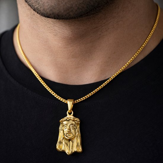 Gouden hanger met gezicht van Jezus, gedragen door een man met zwart shirt.