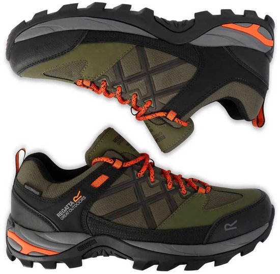 Chaussures de randonnée basses vertes avec détails noirs et orange.