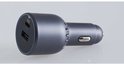 Grijze UGREEN autolader met twee USB-poorten, USB-A en USB-C.