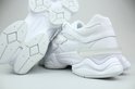 Zolen en achterkant van witte New Balance sneakers, close-up.