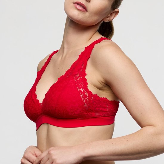 Rode kanten bralette met kanten randen op de bandjes en de onderrand. Model met de rug naar de camera gedraaid.