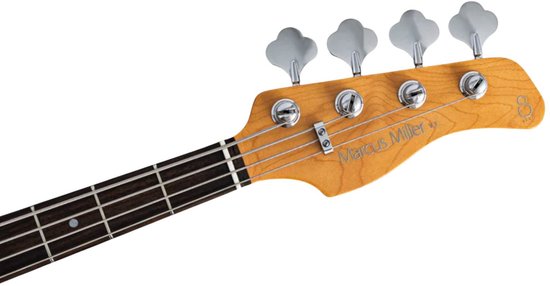 Close-up van de kop van een 4-snarige basgitaar met 4 chrome stemknoppen en 'Marcus Miller' inscriptie.