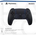 Doos met daarop een zwarte DualSense controller, met blauwe lichtaccenten.