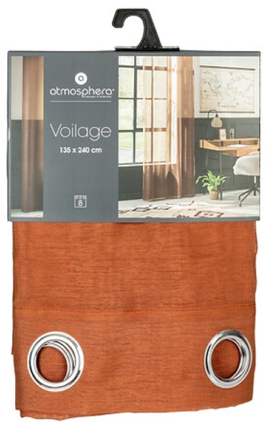 Een verpakt bruin vitrage gordijn met een label van 'atmosphera' met de tekst 'Voilage 135 x 240 cm'.
