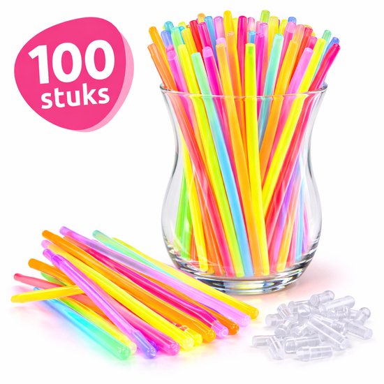 Een glas gevuld met 100 lichtgevende neon stokjes in diverse kleuren. Naast het glas een stapel connectors en lichtgevende stokjes.