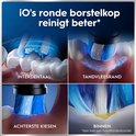 Animatie van Oral-B iO ronde borstelkop die interdentale ruimtes, tandvleesrand, achterste kiezen en binnenkant van tanden reinigt.