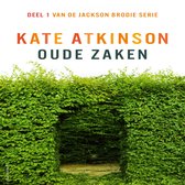Boekcover met de titel KATE ATKINSON OUDE ZAKEN, Deel 1 van de Jackson Brodie serie, tegen een achtergrond van een groene heg met een opening.