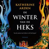 Boek "De winter van de heks" van Katherine Arden, met een illustratie van bomen in blauw en oranje tinten, met ogen en bessen.