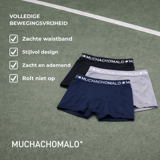 Drie Muchachomalo boxershorts in de kleuren zwart, grijs en donkerblauw op een groene ondergrond.
