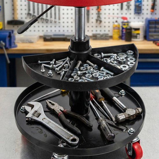Detail van een rolkruk met rode zitting en twee zwarte plateaus, gevuld met schroeven, moeren en gereedschap zoals een moersleutel.