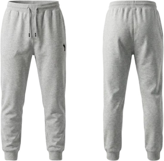 Voor- en achterkant van een lichtgrijze joggingbroek met zwart logo op de linkerheup.