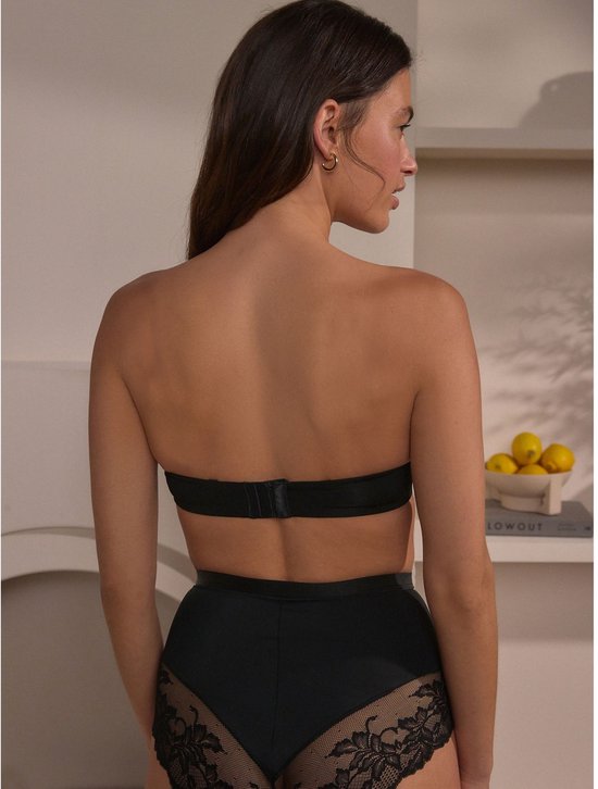 Model draagt zwarte push-up beha zonder bandjes en hoge taille broekje met kanten details.