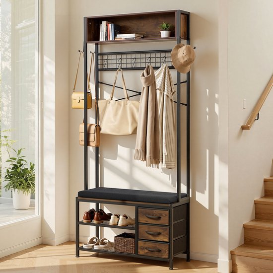 Zwarte kapstok met houten plank, schoenenrek, bankje, lades, tassen, jassen en sjaal.