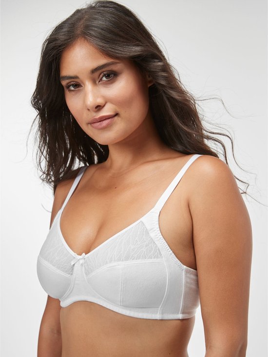 Model draagt een witte katoenen bh, met kanten cupdetails, een strikje en verstelbare bandjes.