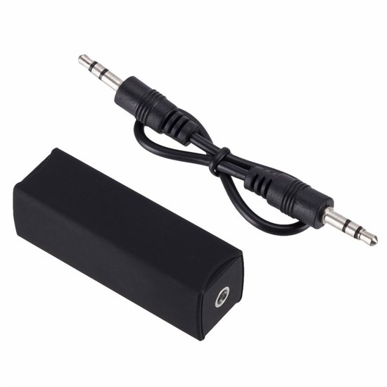 Isolateur de boucle de masse audio noir avec un câble audio de 3.5 mm et deux connecteurs.