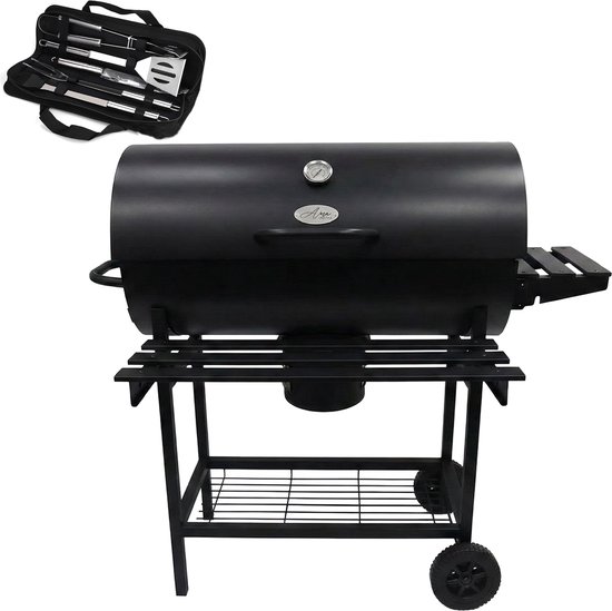 Zwarte barbecue op wielen met deksel, thermometer, zijtafel en een draagtas met grillgereedschap.