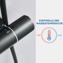 Close-up van een zwarte thermostatische mengkraan met temperatuurindicatie 38°C.