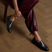 Manfield - Dames - Zwarte leren loafers met goudkleurige studs - Maat 36