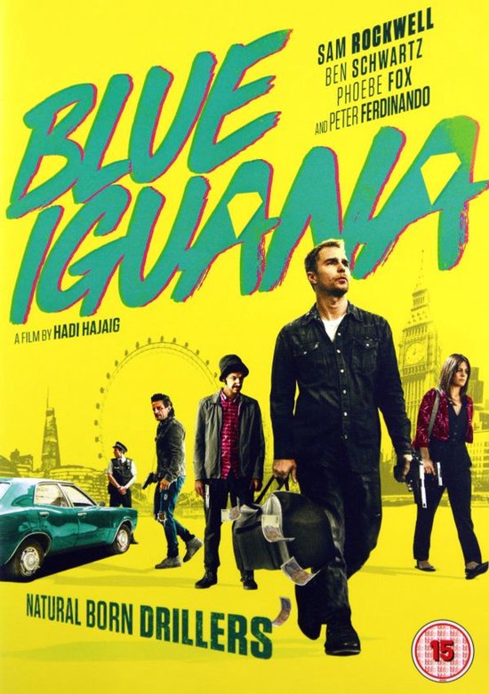 Filmcover met de titel "BLUE IGUANA" in gele letters. Sam Rockwell loopt naar voren met een tas. Er staan ook andere personen en een groene auto op.