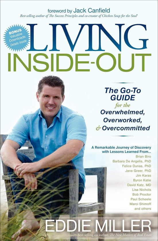 Eddie Miller, auteur van 'Living Inside-Out', de gids voor overweldigde, overwerkte en overcommitteerde mensen, zit op een stoel bij het strand.