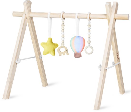 Houten babygym met standaard frame en vier zachte en houten hangers: gele ster, olifant, luchtballon, ring.