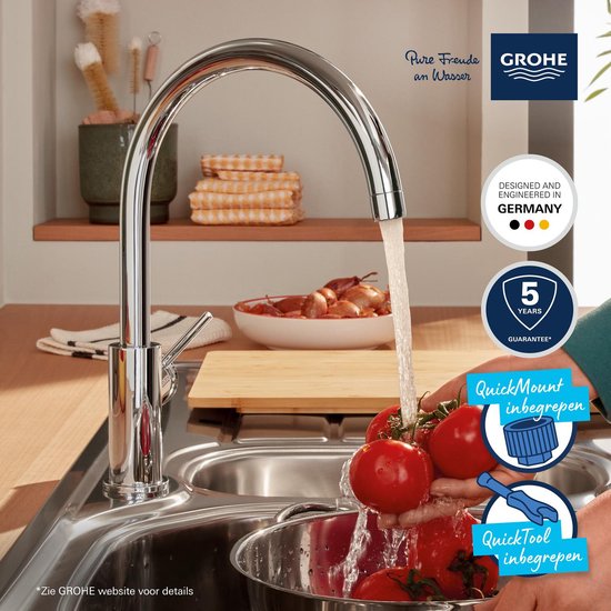 Zilverkleurige keukenkraan met hoge, gebogen uitloop, die wordt gebruikt om tomaten te wassen. QuickMount & QuickTool inbegrepen.