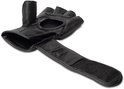 Zwarte Gorilla Wear MMA handschoen met open vingers, losse polsband en open handpalm. De handschoen heeft een textuur met kleine ruiten.