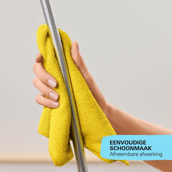 Hand veegt een zilverkleurige doucheslang schoon met een gele doek met 'EENVOUDIGE SCHOONMAAK'.