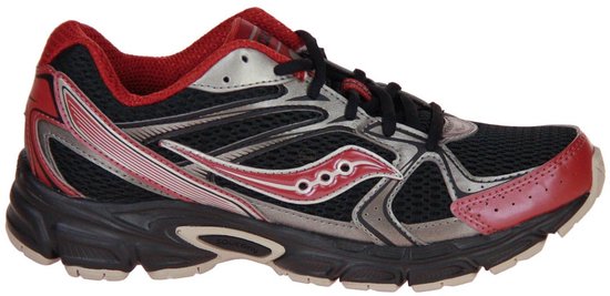 Zwarte hardloopschoen met rode en zilveren accenten, Saucony logo op de zijkant.