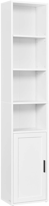 Een hoge, smalle, witte boekenkast met vijf open vakken en een gesloten vak met deur.