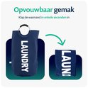 Donkerblauwe wasmand met aluminium handgrepen en de tekst 'LAUNDRY', opvouwbaar tot een compact pakket.