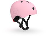 Roze helm met zwarte bandjes en een logo op de zijkant.