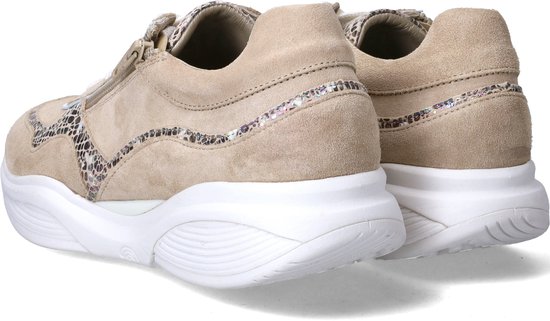 Achterkant van lichtbruine suède sneakers met witte veters, ritssluiting, zilverkleurige reptielenprint en witte zool.