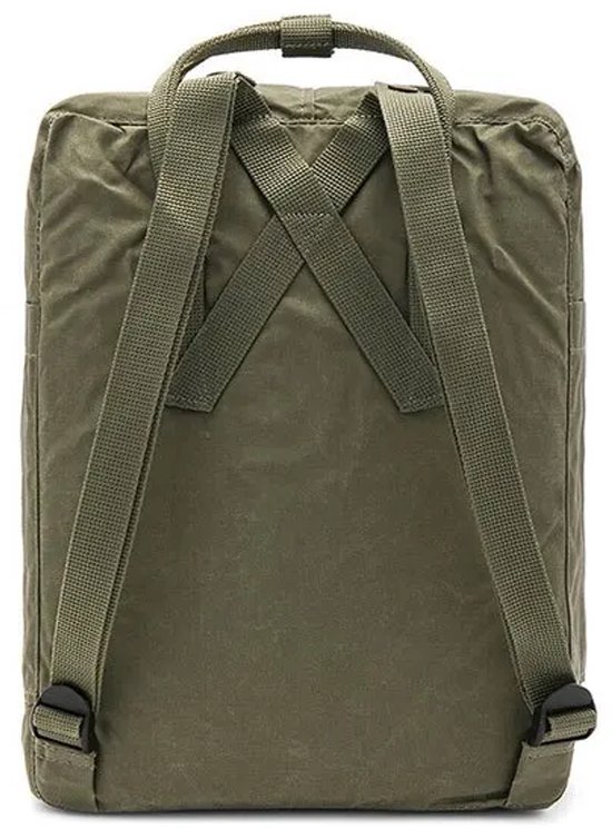 Achterkant van een groene Fjallraven Kanken rugzak met verstelbare schouderbanden.