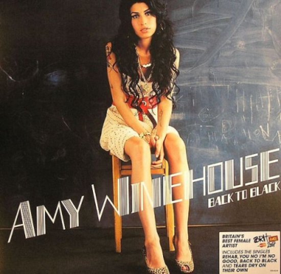 Amy Winehouse assise sur une chaise devant un tableau noir, avec le texte de l'album et 'BRITAIN'S BEST FEMALE ARTIST'.