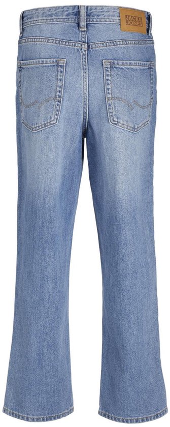 Lichtblauwe jeans, wijdere pijpen. Twee achterzakken en bruin label 'JACK & JONES'.