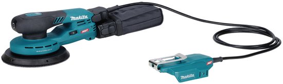 Makita XGT excenterschuurmachine in teal en zwart, met stofzak en snoer aan adapter.