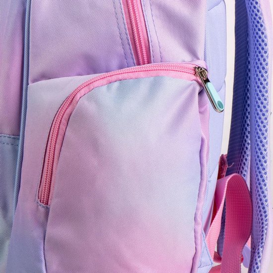 Close-up van een paarse en roze rugzak met een ritsvak en gaaszak.