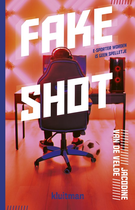 Boek met de titel FAKE SHOT, een jongen in een gamingstoel met koptelefoon voor een computer.