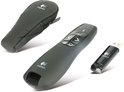 Zwarte Logitech R400 presenter, beschermhoesje en USB-ontvanger op witte achtergrond.