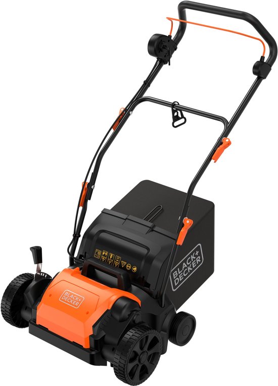 BLACK+DECKER elektrische verticuteerder met oranje en zwarte behuizing, opklapbaar handvat en grasvanger.