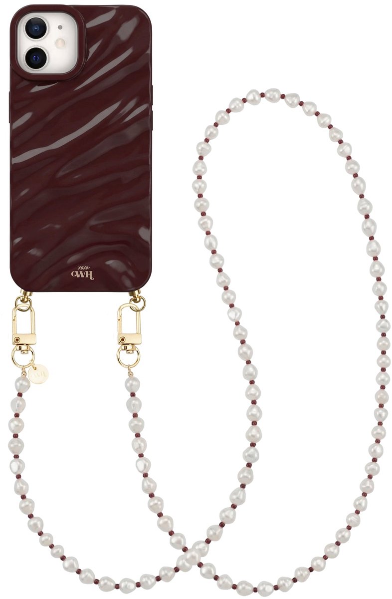 xoxo Wildhearts Burgundy Glaze telefoonhoesje met koord - geschikt voor iPhone 11 - Burgundy Pearl (lang koord) - Dream hoesje met telefoonkoord - Glimmende silicone case met plooien - Parelketting met burgundy & gouden details - Bordeaux rood