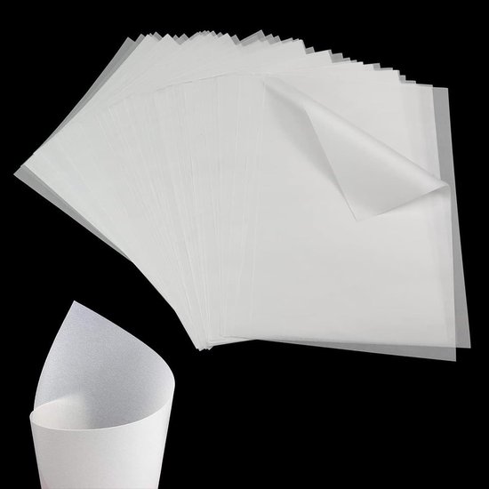 Stapel perkamentpapier met één vel opgerold tot een punt.