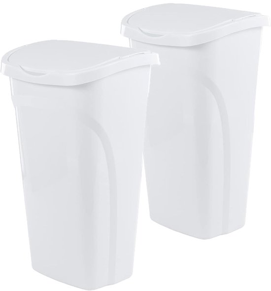 Twee witte, slanke prullenbakken met zwenkdeksels op een witte achtergrond.