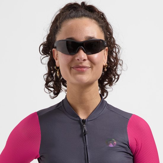 Vrouw met zonnebril, draagt grijs-roze fiets-jersey.