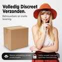 Een vrouw met een hoed die een geheim gebaar maakt, naast een bruine kartonnen verzenddoos. Discreet verpakt voor snelle levering.