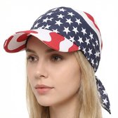 Een vrouw met een bandana met klep met Amerikaanse vlagprint.