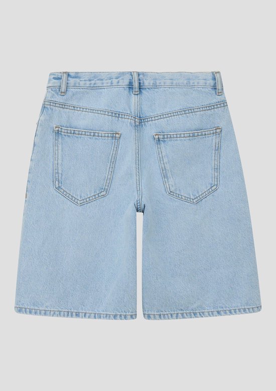 Achterkant van een lichtblauwe denim bermudashort met vijf zakken en een ritssluiting.