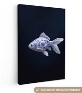 Canvas schilderij 80x120 cm - Exclusieve wanddecoratie Porselein - Goudvis - Delfts - Blauw - Muurdecoratie woonkamer - Slaapkamer decoratie - Kamer accessoires - Schilderijen op canvas