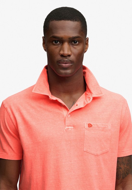 Close-up van een mannelijk model in een koraalrood, gemêleerd poloshirt met borstzak.